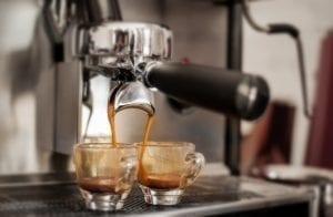 这张照片是由一台机器填充的两杯浓缩咖啡，这张照片是我们在意大利如何点咖啡指南上的特色照片