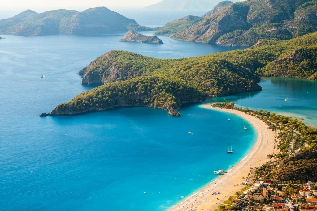 从上面看，土耳其绿松石海岸上的Oludeniz海滩，是夏天欧洲最好的旅游胜地之一