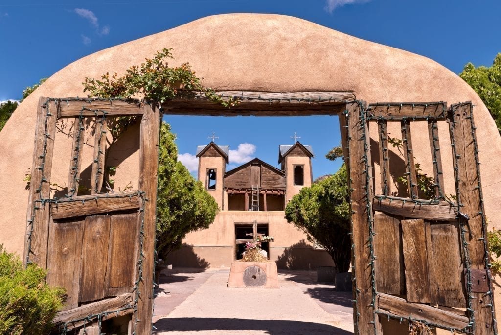 新墨西哥州北部的奇马约普韦布洛教堂是一个受欢迎的朝圣地点，也是美国最好的自驾游之一的一站