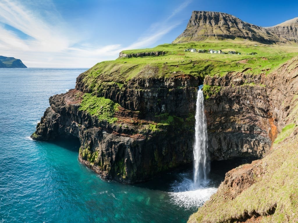 法罗群岛是欧洲最好的避暑胜地之一，瀑布直入大海