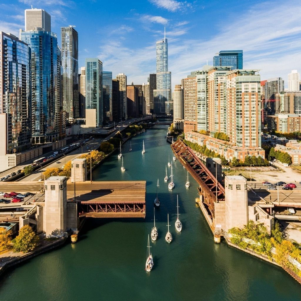 芝加哥天际线，河的中心布满了帆船，在芝加哥的3天里，这是一个绝佳的风景