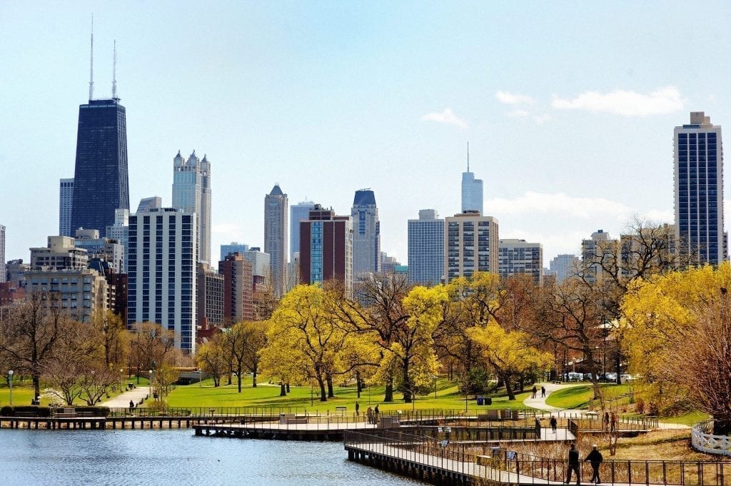 从林肯公园看到的芝加哥天际线，这是芝加哥度假周末最好的地方之一