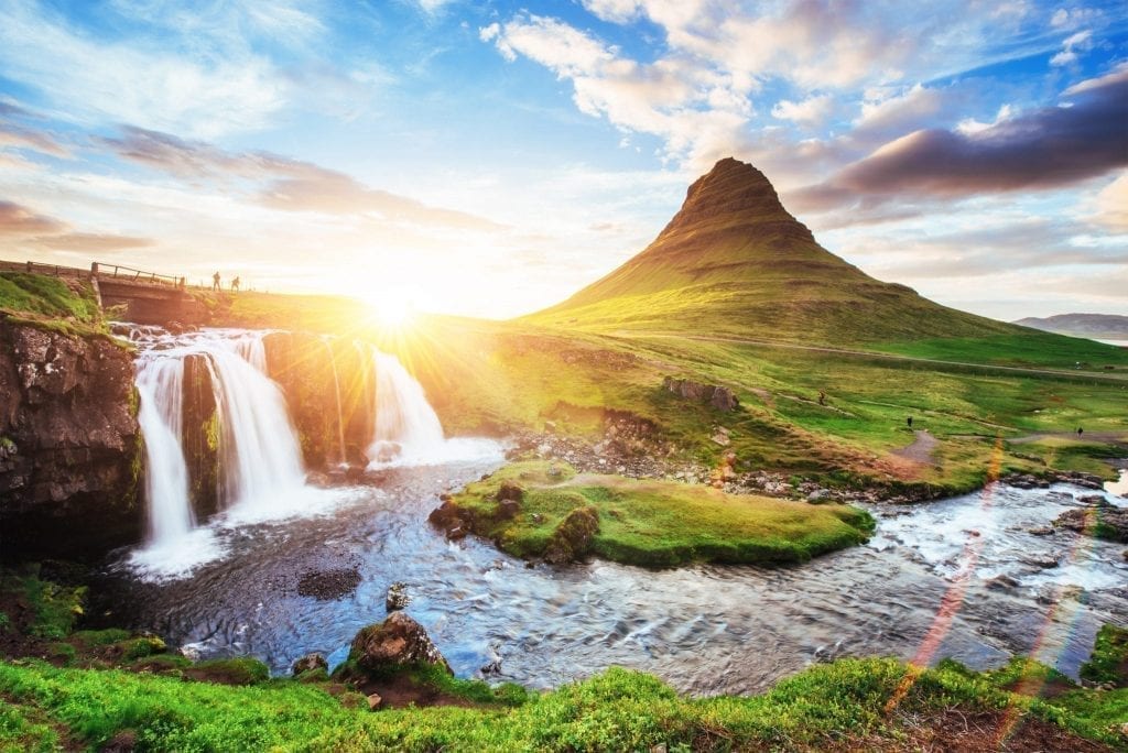 冰岛瀑布上的日落，冰岛是欧洲夏季最好的旅游胜地之一
