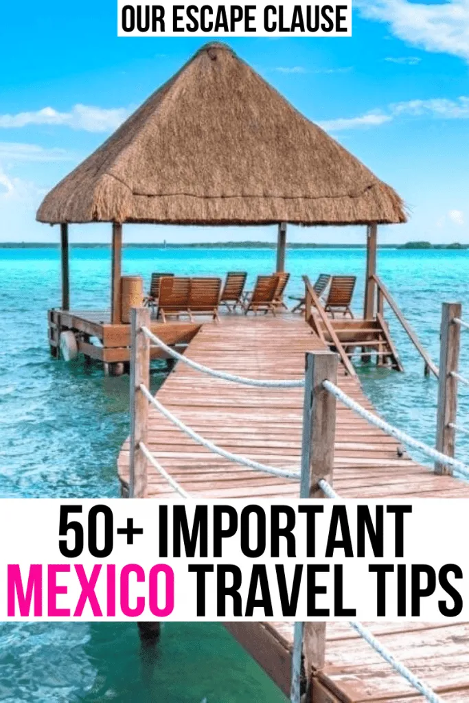 照片上的水上平房在明亮的蓝色的水，黑色和粉色的文字在白色的背景上写着“50+重要的墨西哥旅游提示”必威体育官方登录
