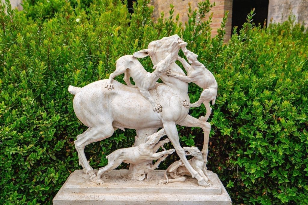 意大利赫库兰尼姆，一匹马被狗攻击的雕像