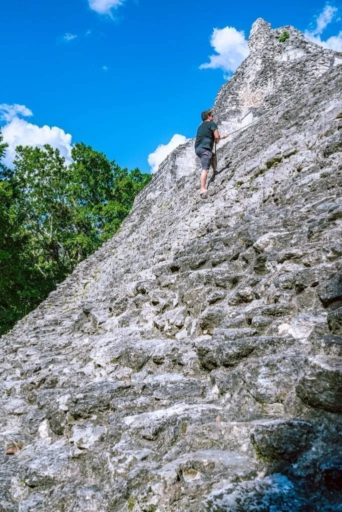 杰里米·斯托姆在一根绳子的帮助下爬上墨西哥金字塔废墟