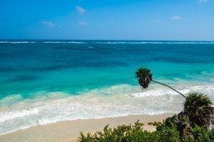 在墨西哥尤卡坦半岛的自驾游行程中，从上面看到图卢姆海滩