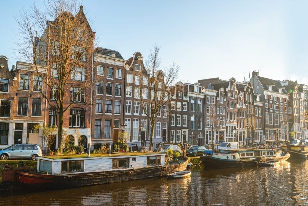 阿姆斯特丹的运河，背景中可见房屋，前景中可见平底船