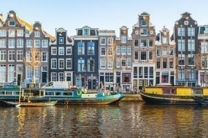有一天在阿姆斯特丹看到的运河，典型的荷兰房屋前面有船屋