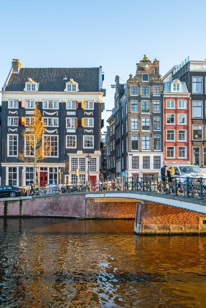 阿姆斯特丹运河对面的荷兰建筑，是你第一次欧洲之旅的好去处