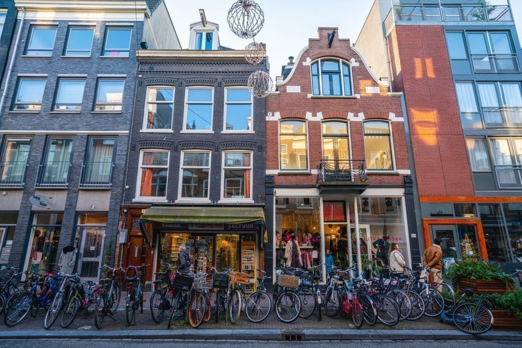 阿姆斯特丹的精品店前停着自行车