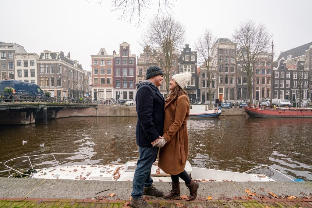 12月，凯特·斯道姆和杰里米·斯道姆穿着冬装站在阿姆斯特丹的运河边，面对面