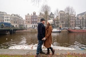 去年12月，凯特·斯道姆和杰里米·斯道姆在阿姆斯特丹的运河边面对面地穿着冬衣