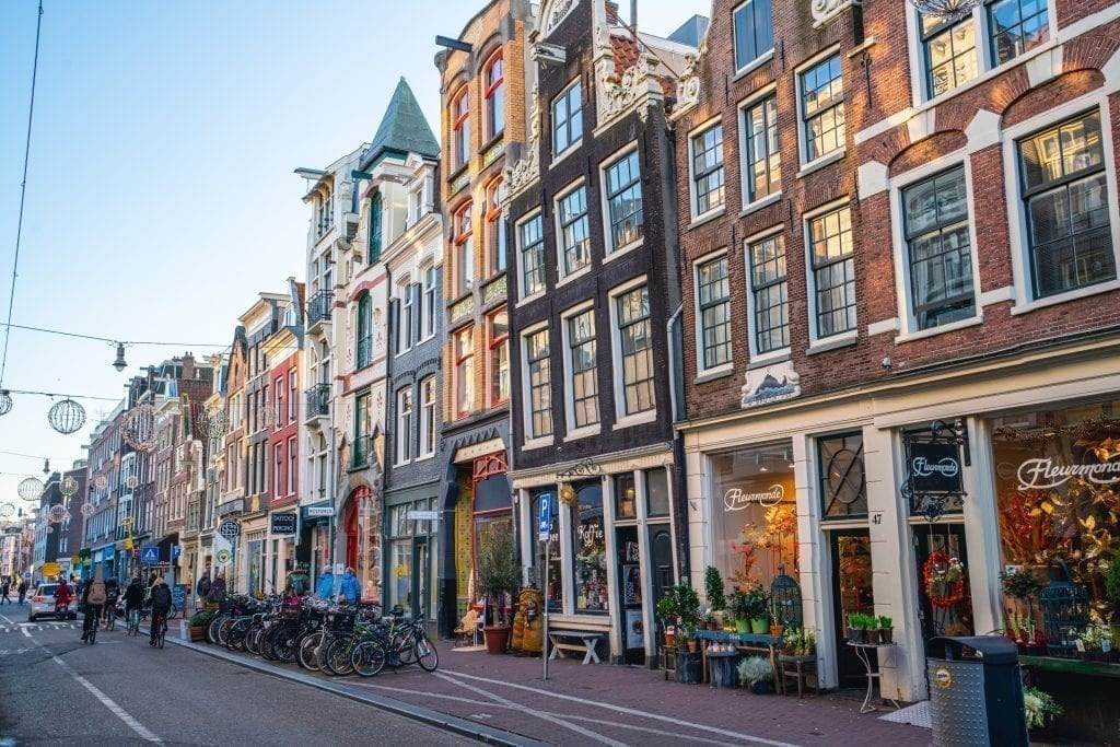 阿姆斯特丹街头的精品店里有典型的荷兰风格的房子——像这样的风景是游览阿姆斯特丹一天中必不可少的一部分