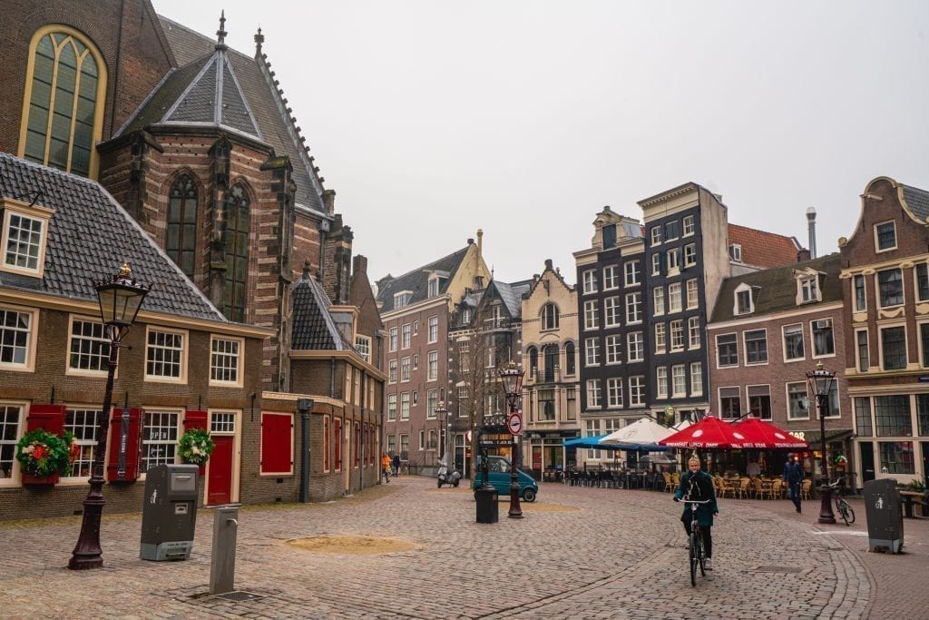 阿姆斯特丹冬天阴天的鹅卵石街