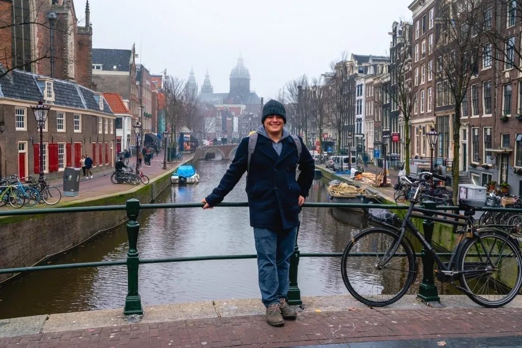 在阿姆斯特丹一个多云的夜晚，杰里米·斯托姆倚在一座桥上