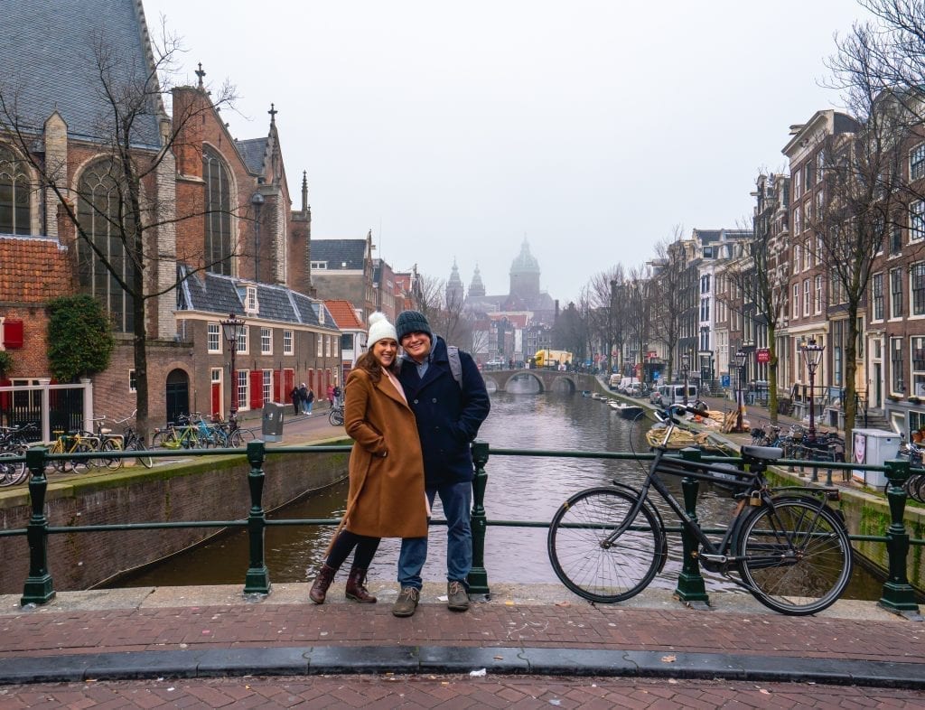 12月，在阿姆斯特丹，杰里米·斯道姆和凯特·斯道姆站在运河上的桥上