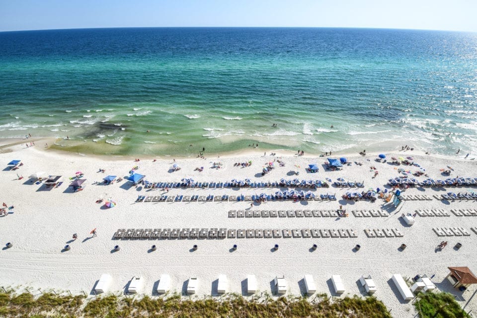 从上面看到的佛罗里达州巴拿马城海滩，上面摆放着沙滩椅。PCB是南方的一个经典周末之旅