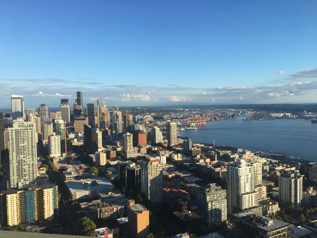 从太空针塔俯瞰城市景观，在西雅图的漫长周末行程中，这是一个有趣的地方