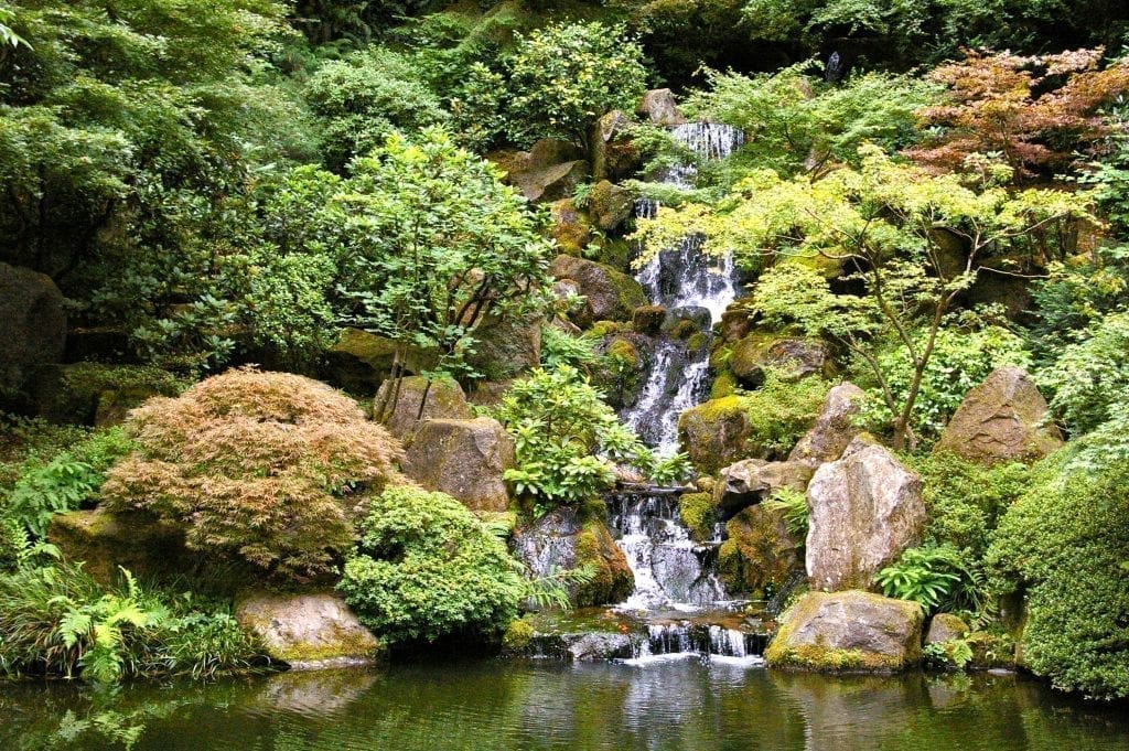 俄勒冈州波特兰市日本花园的瀑布，在俄勒冈州波特兰市的3天时间里，是一个放松的停留