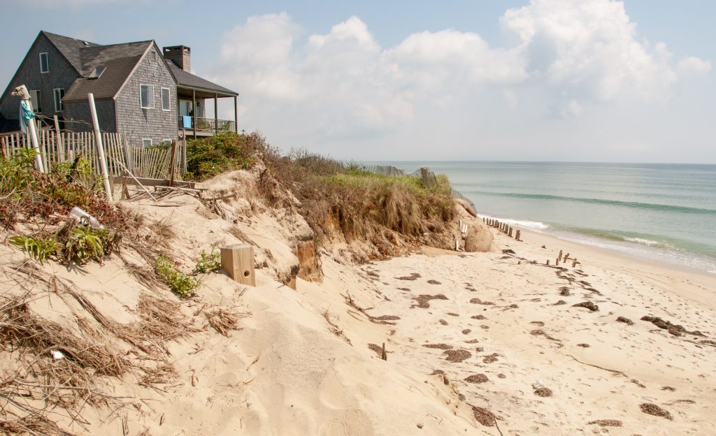 马萨斯葡萄园的海边木屋，是美国最好的蜜月胜地之一，照片右边是沙子和水