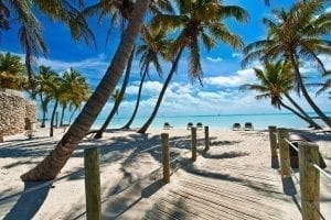 沿着棕榈树排列的小路通往西佛罗里达基岛的加勒比海海滩，这是南部最好的周末度假胜地之一