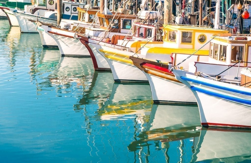 旧金山渔人码头，五颜六色的小船在水中倒映