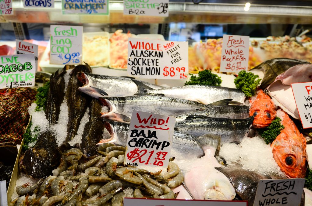 派克市场出售的新鲜海鲜，是西雅图周末度假的最佳去处之一
