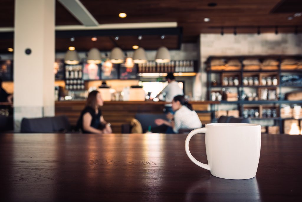 咖啡店里的白色咖啡杯。咖啡店是西雅图3天行程中必不可少的一站