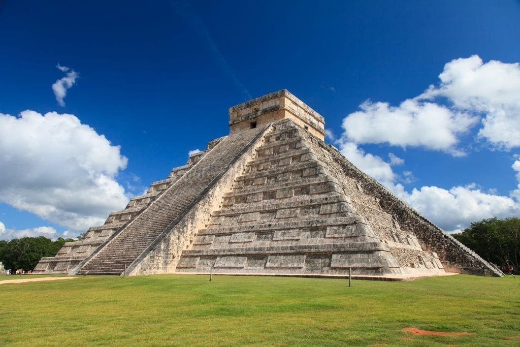 墨西哥尤卡坦半岛的奇琴伊察主金字塔照片