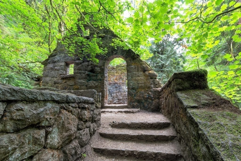 森林公园的女巫城堡入口，您将在波特兰的长周末行程中看到它