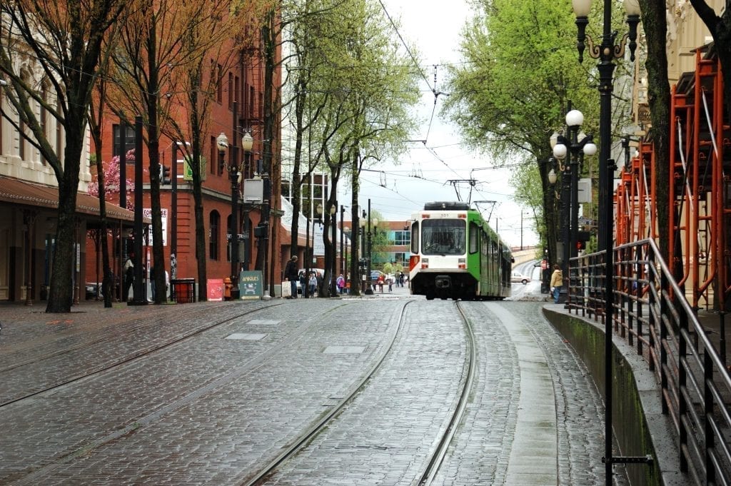 波特兰的街景或者照片右边的有轨电车——波特兰的公共交通是在波特兰3天内出行的最佳方式之一!