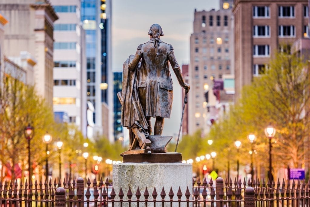 日落时俯瞰北卡罗来纳州罗利市的乔治·华盛顿雕像