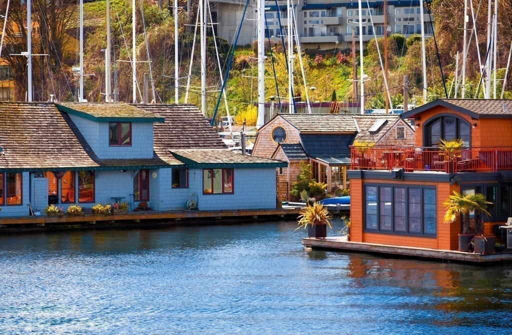 在华盛顿州西雅图的水上屋船，后面可以看到帆船——在这三天的西雅图行程中，你会多次体验到这种美丽的景象