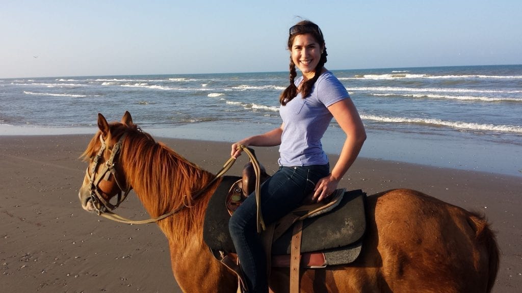 凯特·斯道姆在德克萨斯州南帕德雷岛的海滩上骑马