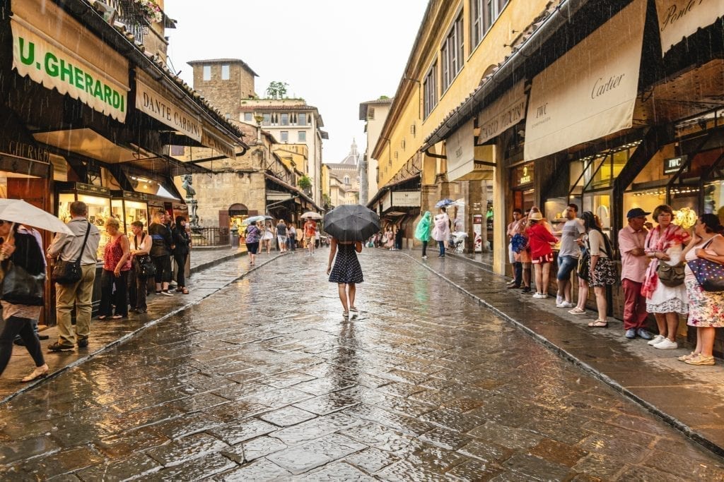 在意大利佛罗伦萨，凯特风暴在雨中走过维奇奥桥