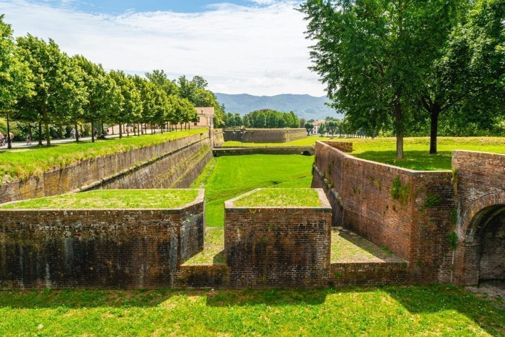 沿着城墙俯瞰意大利卢卡的一个公园