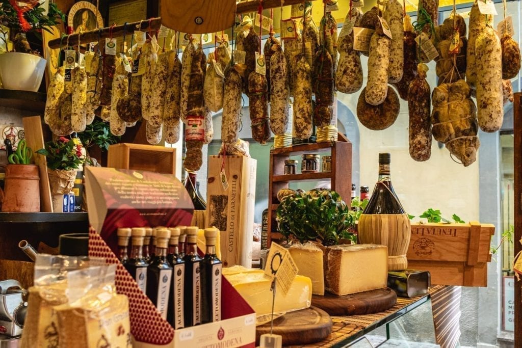 香肠挂在佛罗伦萨的一家小店里，如何为旅行省钱包括多在家吃