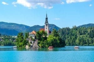 位于斯洛文尼亚布莱德湖中心的布莱德岛，是斯洛文尼亚自驾游的必看景点