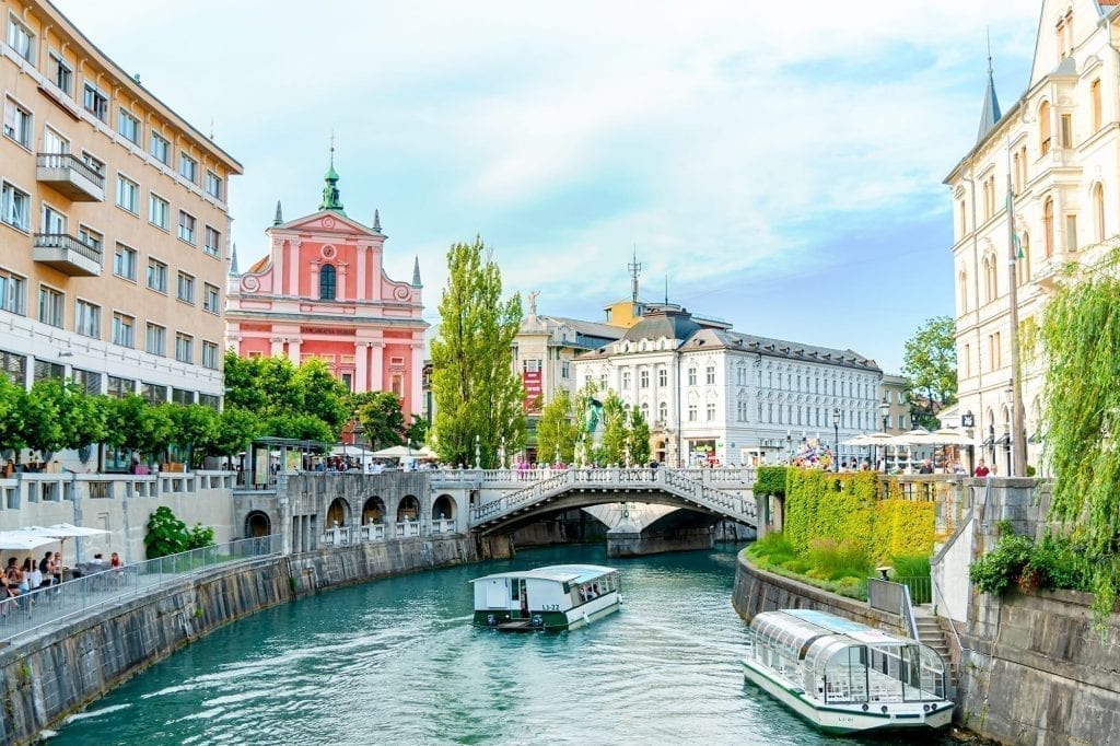 卢布尔雅那的河流，背景中可见普雷舍伦广场。卢布尔雅那是本次斯洛文尼亚7天行程的第一站