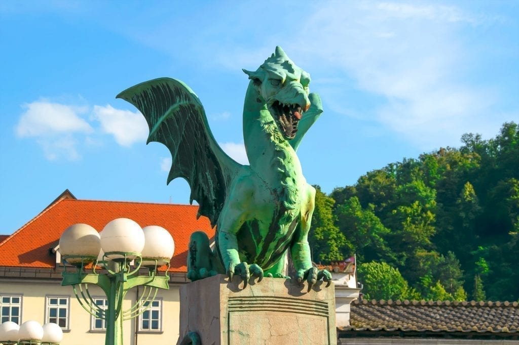 在斯洛文尼亚卢布尔雅那的龙桥上看到的绿龙，这是斯洛文尼亚最好的旅游景点之一
