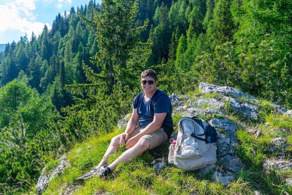 杰里米·斯托姆坐在斯洛文尼亚的森林小径上