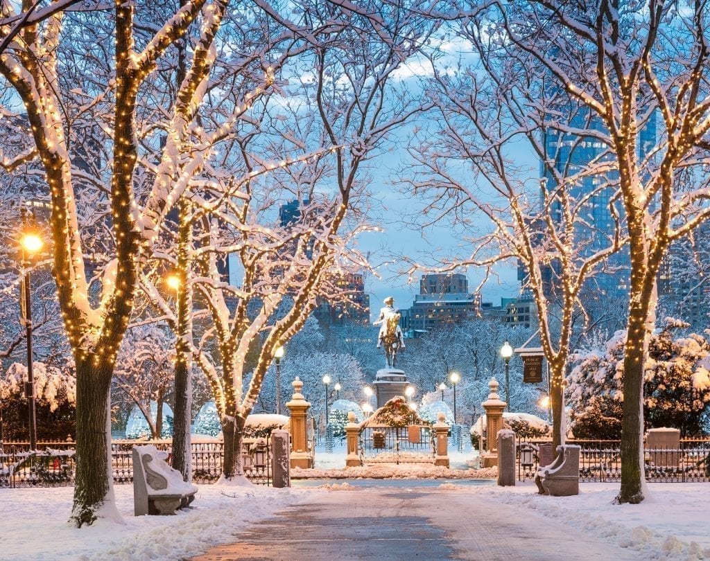 马萨诸塞州波士顿的联邦大道被积雪覆盖，波士顿公共花园在背景中可见