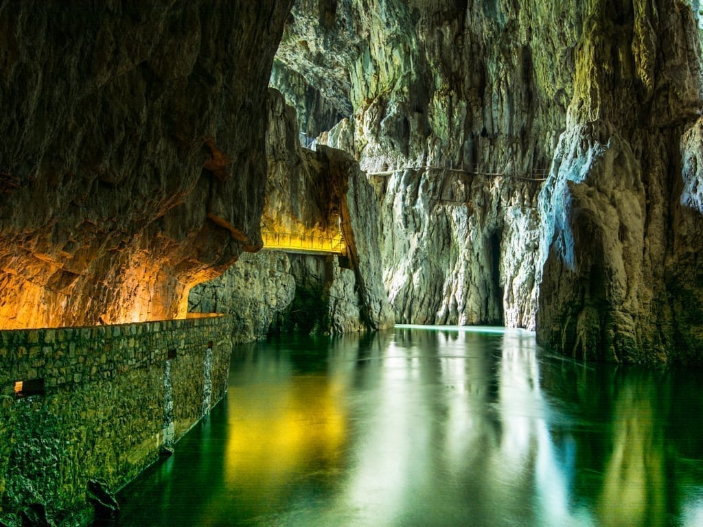 斯洛文尼亚Skocjan洞穴的地下河，照片左侧有一条明亮的走道