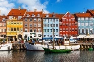 丹麦哥本哈根阳光明媚的尼哈芬港，这是欧洲最好的旅游城市之一