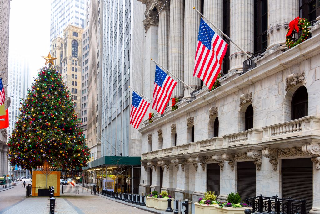 纽约证券交易所前的圣诞树，这是12月份美国最好的旅游景点之一