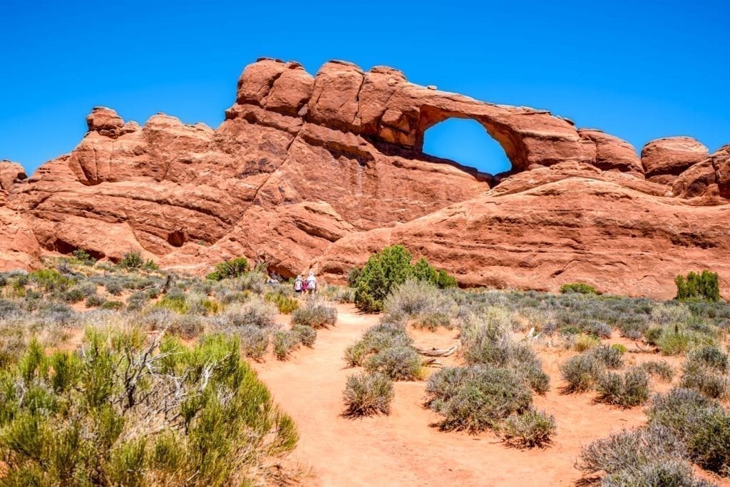 天际线拱门在一个阳光灿烂的日子看到横跨沙漠在一天拱门国家公园