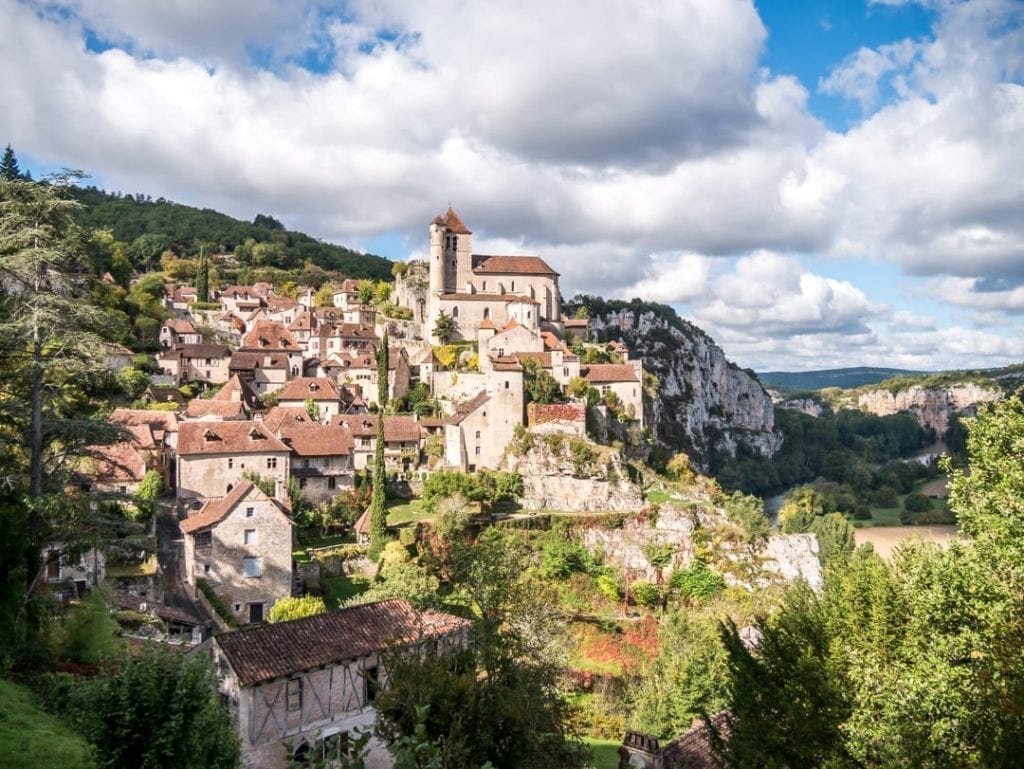 从山谷那头看圣cirq - lapopie。法国最美丽的村庄之一。