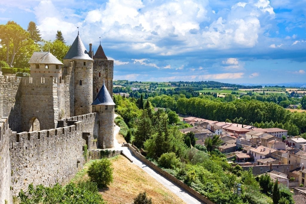 法国的卡尔松，在照片的左边可以看到堡垒，右边是下面的村庄