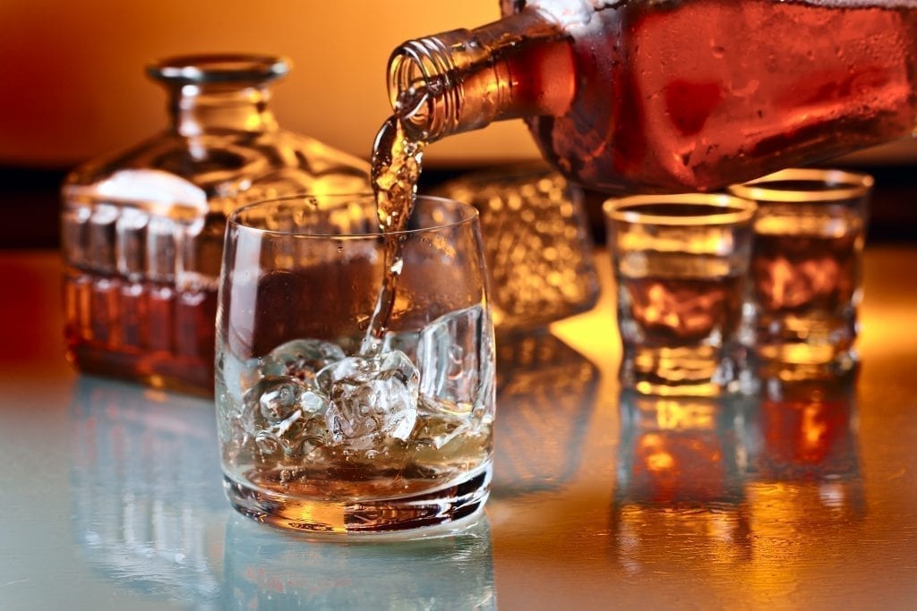 一杯威士忌被倒入盛有冰块的高球杯。威士忌是爱尔兰最值得买的东西之一